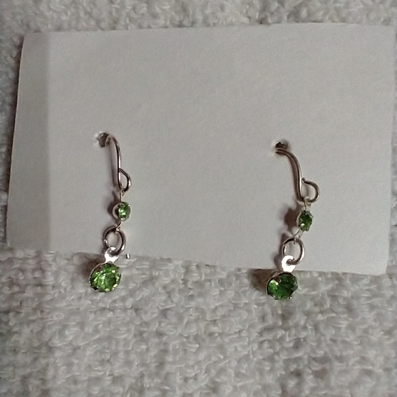 Green dangle wire earrings - Picture 1 of 3